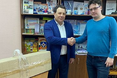 Депутат передал детскому центру бактерицидный рециркулятор